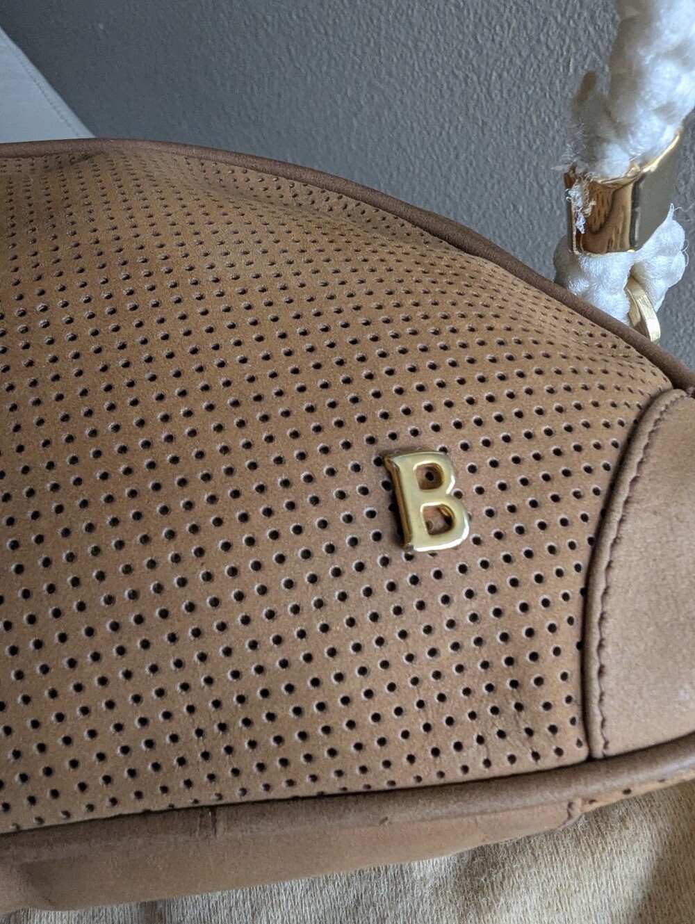 vintage Bally half-moon shoulder bag made of tan perforated suede leather - Picture 12 of 15